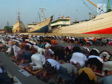 Umat islam menunaikan salat Idul Fitri 1439 H di Pelabuhan Sunda Kelapa, Jakarta, Jumat (15/6). Seluruh umat islam merayakan hari Idul Fitri 1349 H yang jatuh pada Jumat, 15 Juni 2018.            (Merdeka.com/Imam Buhori)