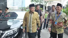 Ketua Umum PBNU KH Said Aqil Siradj menyambangi Gedung KPK, Jakarta, Selasa (11/7). Said Aqil disertai jajaran pengurus PBNU akan berdiskusi dengan pimpinan KPK terkait dukungan terhadap upaya pemberantasan korupsi. (Liputan6.com/Helmi Afandi)