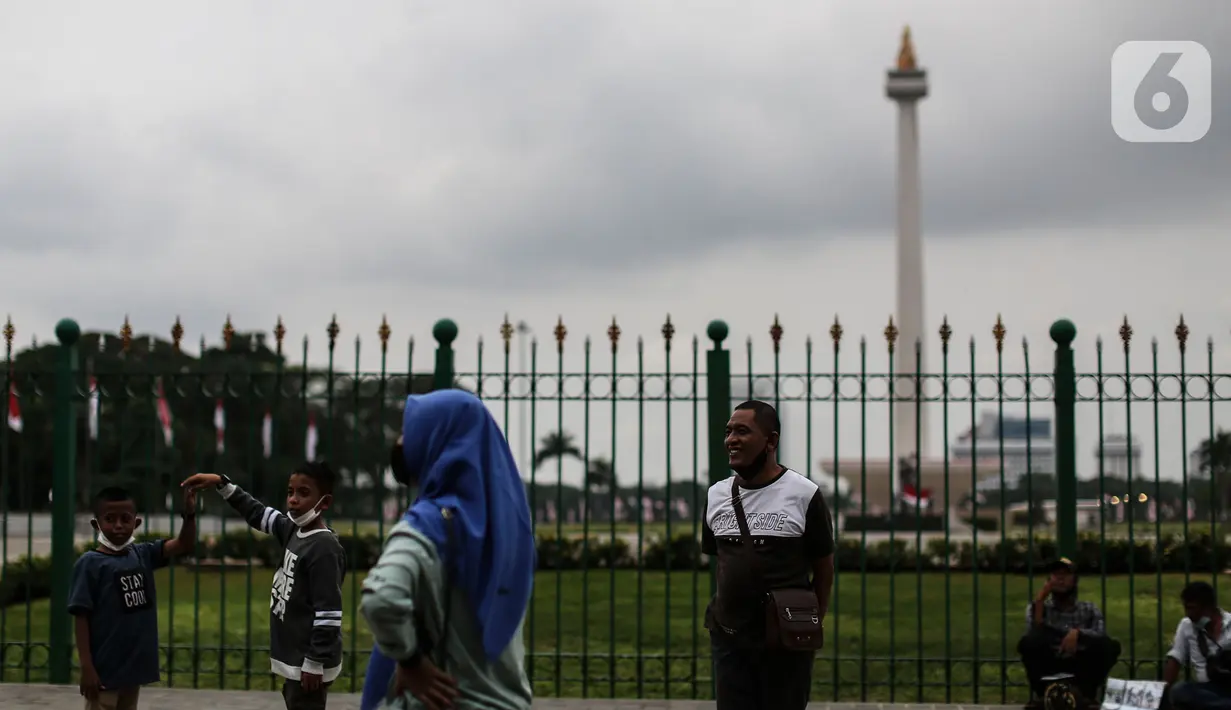 Warga beraktivitas di luar rumah saat PPKM level 3 di kawasan Monas, Jakarta, Sabtu (21/8/2021). Wagub DKI Jakarta Ahmad Riza Patria mengungkapkan, Jakarta sudah keluar dari zona merah setelah satu setengah bulan angka COVID-19 tinggi. (Liputan6.com/Johan Tallo)