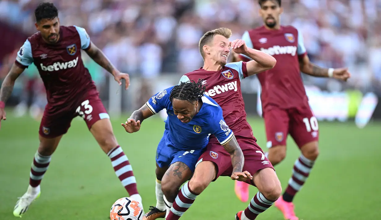 Gelandang West Ham United, James Ward-Prowse (kanan) berebut bola dengan gelandang Chelsea, Raheem Sterling pada laga Liga Inggris 2023/2024 di London Stadium, London (20/8/2023). James Ward Prowse menjadi pemain lokal Inggris terbaru sekaligus termahal yang pernah didatangkan West Ham United hingga kini. Ia baru saja direkrut dari Southampton pada awal musim 2023/2024 dengan nilai transfer 34,8 juta euro atau setara Rp582 miliar dengan durasi kontrak 4 tahun. (AFP/Justin Tallis)