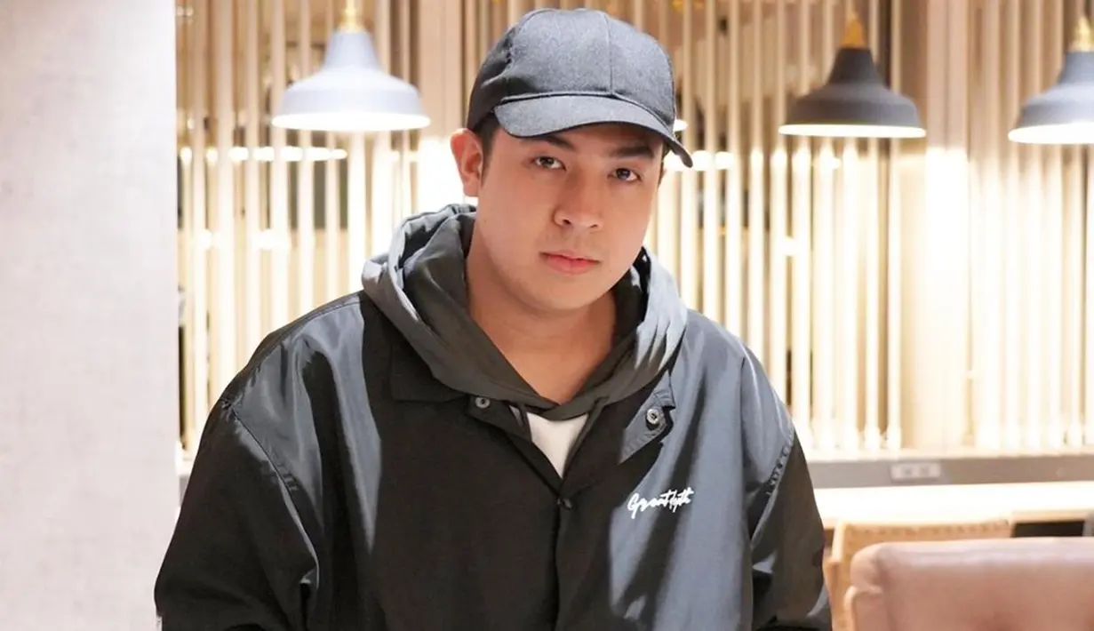 Menggunakan hoodie dan dilapisi jaket hitam, gaya Jerome satu ini bahkan dilengkapi dengan topi hitam polos. Penampilan sederhana pria kelahiran 2 Mei 1998 ini pun tetap membuatnya terlihat stylish. (Liputan6.com/IG/@jeromepolin)