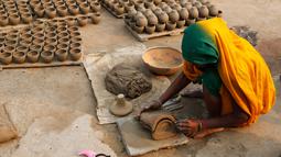 Pengrajin tembikar menyiapkan lampu minyak yang terbuat dari tanah liat menjelang festival Diwali di Prayagraj, India, Kamis (17/10/2019).  Diwali atau Deepavali merupakan festival lampu yang penting bagi umat Hindu di seluruh dunia. (AP/Rajesh Kumar Singh)