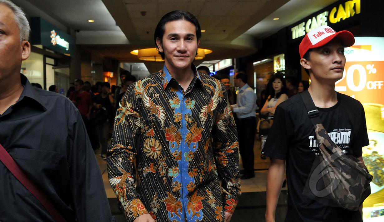 Aktor ganteng Vino G Bastian saat menghadiri Gala Premier film TOBA DREAMS di Djakarta Theater, Jakarta, Kamis (16/4/2015). Film ini menceritakan pensiunan TNI dengan uang terbatas yang ingin membahagiakan keluarga.(Liputan6.com/Panji Diksana)