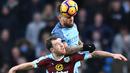 Duel pemain Burnley, Ashley Barnes idengan pemain Manchester City, Nicolas Otamendi pada lanjutan Premier League di Etihad Stadium, (2/1/2017).  Manchester City menang 2-1. (Reuters/Anthony Devlin)
