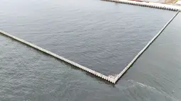 Keberadaan tanggul beton di pesisir utara Jakarta atau tepatnya di kawasan Cilincing, ramai diperbincangkan pengguna media sosial. (merdeka.com/Arie Basuki)