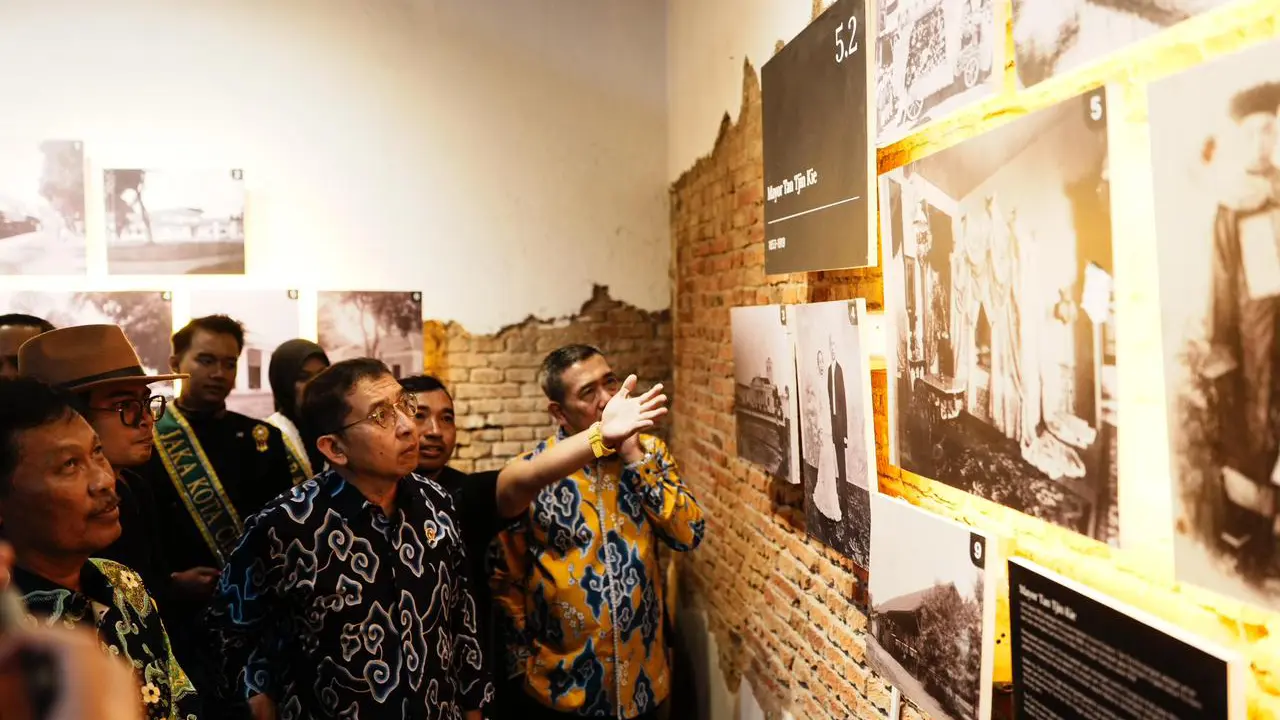 Menteri Kebudayaan Fadli Zon saat melihat Festival Komunitas Seni Media (FKSM) 2025 di Kompleks Gudang Pelabuhan PT Pelindo, Cirebon. (Dok. Rilis)