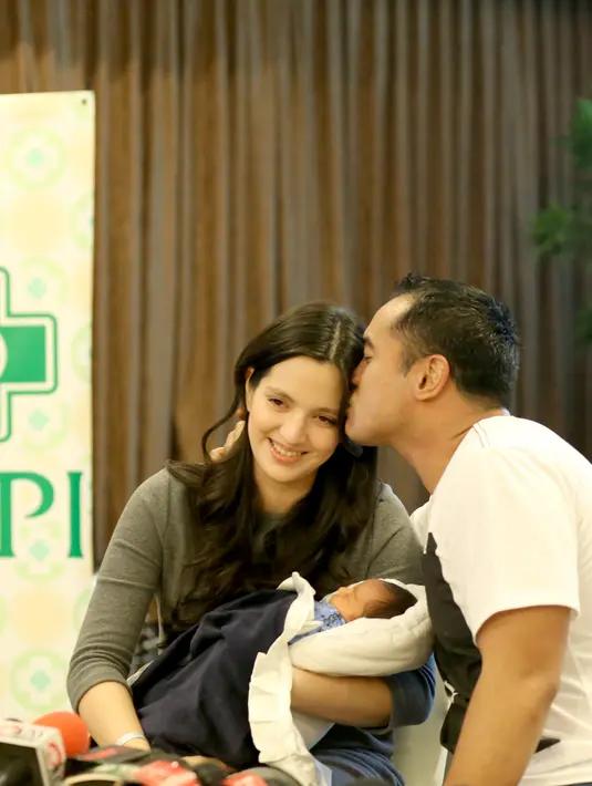 Mainaka Zanatti Bakrie. Anak kedua Ardi Bakrie dan Nia Ramadhani ini berjenis kelamin laki-laki. Lahir pada Selasa, 17 November 2015 di RS Pondok Indah secara Caesar dengan berat 3 kg. (Andy Masela/Bintang.com)