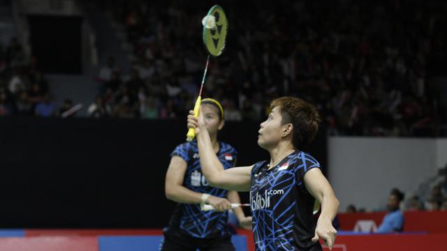 Pebulutangkis Indonesia, Greysia Polii / Apriyani Rahayu, mengembalikan kok saat melawan pasangan Bulgaria. (Bola.com/M. Iqbal Ichsan)