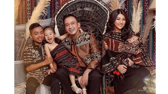 Ajak Betrand Peto, Begini 7 Gaya Foto Keluarga Ruben Onsu dengan Pakaian Nuansa Etnik