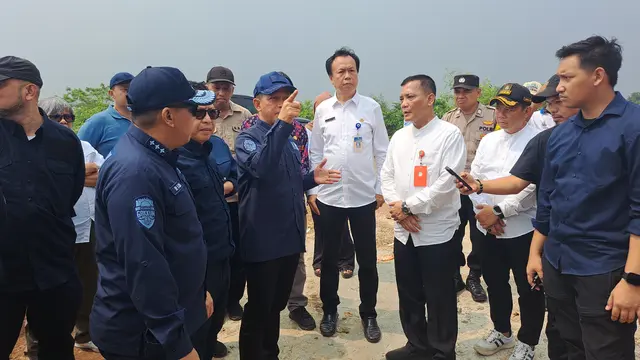 Menteri Lingkungan Hidup, Hanif Faisol Nurofiq saat meninjau TPA Jatiwaringin, di Kabupaten Tangerang, Jumat (16/5/2025).