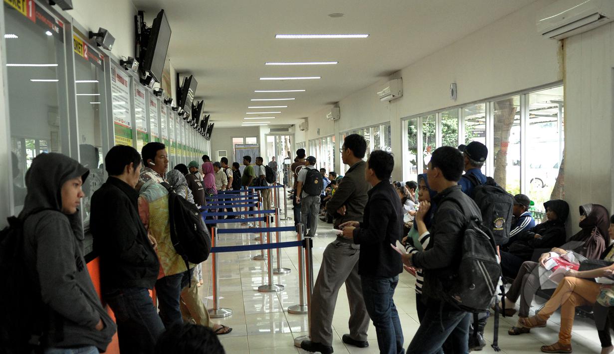 Sejumlah penumpang kereta api saat mengantri membeli tiket di Stasiun Pasar Senen, Jakarta, Jumat (13/3/2015). PT KAI akan menaikkan harga tiket per 1 April 2015, kenaikan dipengaruhi oleh fluktuasi harga bahan bakar minyak. (Liputan6.com/Faizal Fanani)