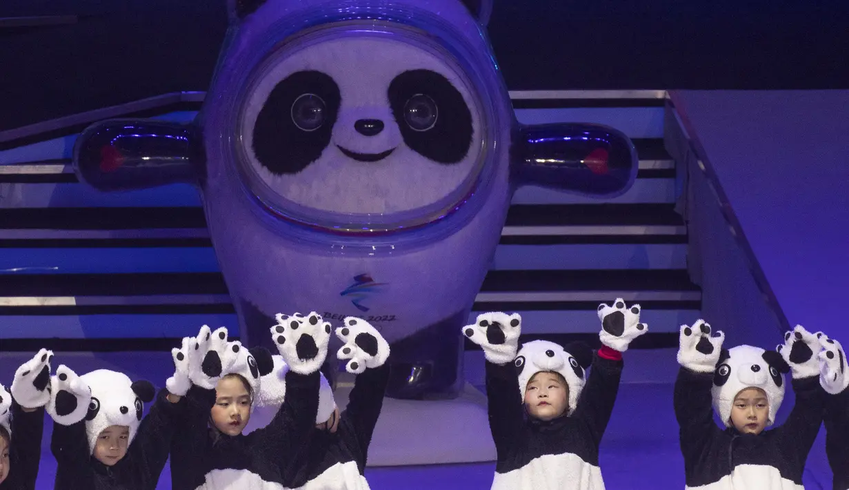 Anak-anak mengenakan kostum panda menari di dekat Maskot Olimpiade Musim Dingin Beijing 2022 Bing Dwen Dwen selama upacara peluncuran di Arena Hoki Es Shougang (17/9/2019). Bing Dwen Dwen melambangkan murni bersih dan teguh, mencerminkan karakteristik olahraga musim dingin. (AP Photo/Ng Han Guan)