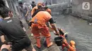 Petugas PPSU dan warga membantu menjinakkan kebakaran yang melahap permukiman di Jalan Kebon Jeruk 13, Taman Sari, Jakarta Barat, Minggu (6/10/2019). Kebakaran menghanguskan puluhan rumah di dua kelurahan, Taman Sari dan Mapar. (merdeka.com/Iqbal Nugroho)