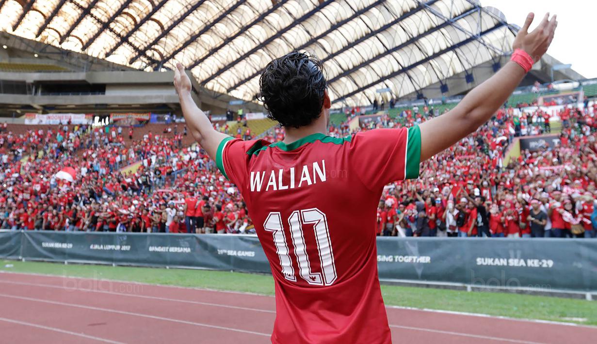Striker timnas Indonesia, Ezra Walian, menyapa suporter usai laga melawan Kamboja di Stadion Shah Alam, Selangor, Kamis, (24/8/2017). Indonesia menang 2-0 atas Kamboja. (Bola.com/Vitalis Yogi Trisna)