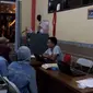 Pasutri pelaku adegan ranjang secara live depan anak-anak tengah melakukan serangkaian pemeriksaan di mapolresta Tasikmalaya (Liputan6.com/Jayadi Supriadin)