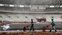 Pekerja sedang beraktivitas untuk merenovasi Stadion Utama Gelora Bung Karno, Rabu (14/12/2016). Stadion ini akan jadi venue utama Asian Games 2016. (EPA/Mast Irham)