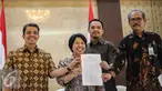 Harkristuti Harkrisnowo (kedua kiri) memperlihatkan daftar peserta yang lolos seleksi Profile Assessment di Kemensesneg, Jakarta, Kamis (9/7/2015).  Sebanyak 18 calon anggota KY lolos tes dari 34 peserta (Liputan6.com/Faizal Fanani) 