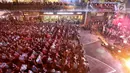 Para penonton menikmati konser Symphony Under The Stars di Lippo Mall Kemang, Jakarta, Sabtu (28/7). Addie MS bersama 40 musisi Twilite Orchestra tampil membawakan sountrack film terfavorit baik dari dalam maupun luar negeri. (Liputan6.com/Fery Pradolo)