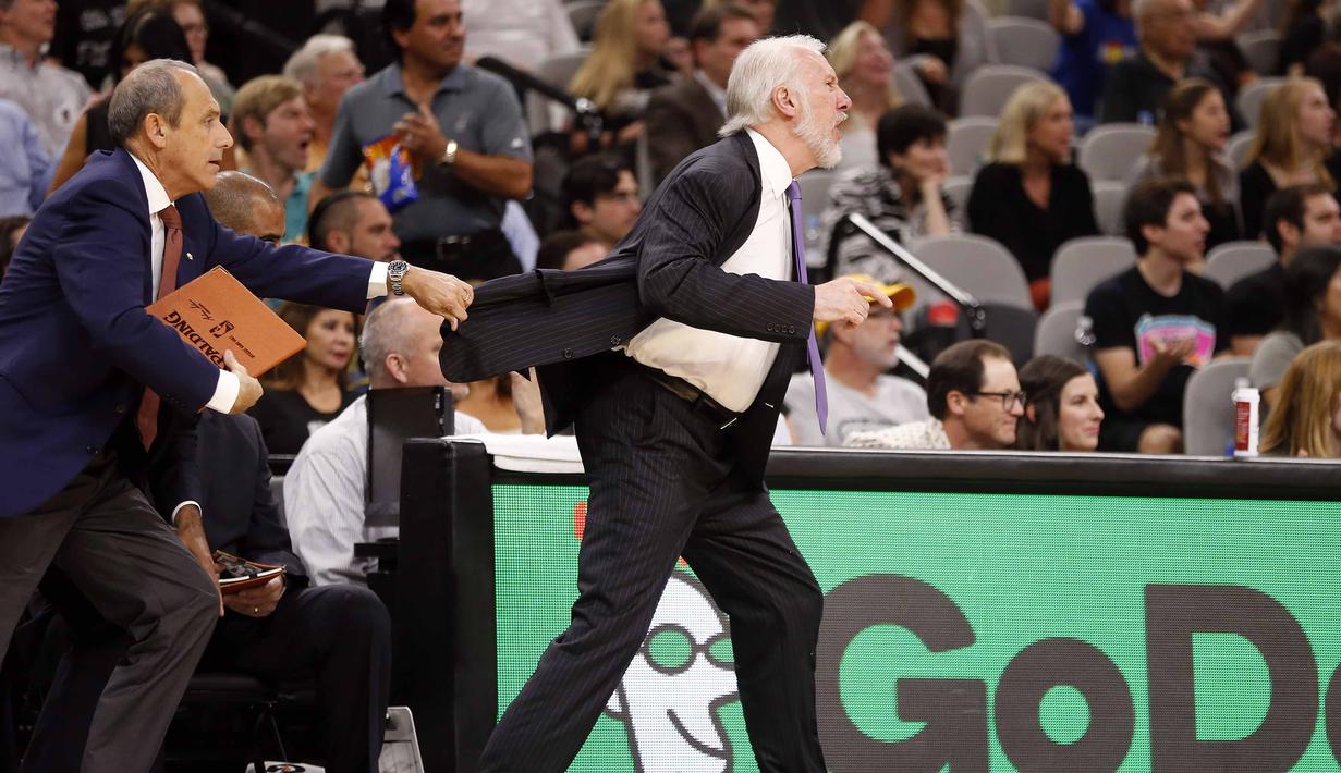Ekspresi kemarahan pelatih San Antonio Spurs, Gregg Popovich (kanan) memprotes keputusan wasit saat timnya melawan L. A. Clippers pada laga NBA di AT&T Center, San Antonio (5/11/2016). (Reuters/ Soobum Im-USA TODAY Sports)