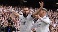 Selebrasi striker Real Madrid, Karim Benzema setelah mencetak gol ke gawang Barcelona pada laga Liga Spanyol 2022/2023 di Santiago Bernabeu Stadium, Madrid (16/10/2022). Selain mampu mencetak gol ke gawang Barcelona, Real Madrid juga mampu mengakhiri laga dengan kemenangan 3-1 pada pekan ke-9 dalam laga yang berlangsung di Santiago Bernabeu. Tiga gol Real Madrid masing-masing dicetak oleh Karim Benzema, Federico Valverde dan Rodrygo. (AFP/Thomas Coex)