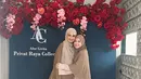 Tampilan sederhana namun tetap memukau bisa didapatkan dengan memadukan gamis polos warna cokelat dengan hijab syar’i berwarna peanut yang lembut. Warna-warna earthy seperti ini memberikan kesan hangat dan natural. [@shireensungkar].