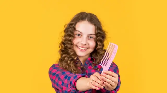 Seorang anak perempuan mengacungkan sisir ke arah depan (Foto Dok: Freepik/romeo22)
