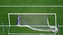 Gerard Pique bek Barcelona memotong jala gawang usai final Liga Champions melawan Juventus  di Olympiastadion, Berlin. (Reuters / Michael Dalder)