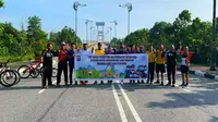 Peserta fun bike atau gowes jelajah keindahan alam Kabupaten Siak berofot di Jembatan Tengku Agung Sultanah Latifah. (Liputan6.com/M Syukur)