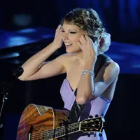 Namun seorang sumber mengatakan, saat ini Taylor masih terbilang muda untuk menjalin hubungan yang serius bersama Jake. Di sisi lain sumber mengatakan Taylor hanya menggaumi sosok Jake yang sudah berubah. (AFP/Bintang.com)