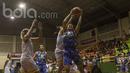 Pebasket Merpati Bali, Dewa Ayu, melakukan rebound saat melawan Surabaya Fever pada laga semifinal Sahabat Cup 2017 di GOR Sahabat Semarang, Jawa Tengah, Jumat (21/4/2017). Merpati kalah 55-67 dari Fever. (Bola.com/Vitalis Yogi Trisna)