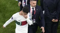Pemain Timnas Portugal, Cristiano Ronaldo meninggalkan lapangan sambil menangis usai kalah dari Timnas Maroko dalam laga babak perempatfinal Piala Dunia 2022 di Al Thumama Stadium, Doha, Qatar, Sabtu (10/12/2022) malam WIB. (AP/Luca Bruno)