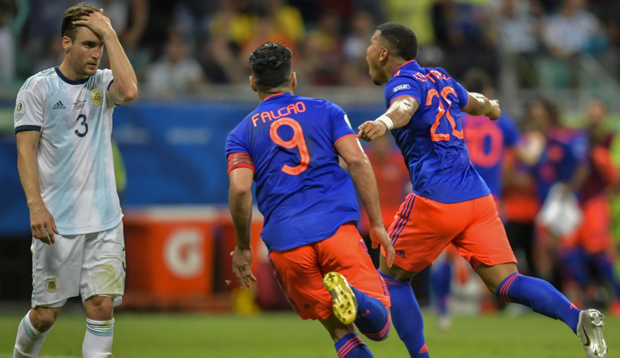 Gelandang Kolombia, Roger Martinez, merayakan gol yang dicetaknya ke gawang Argentina pada laga Copa America 2019 di Stadion Fonte Nova, Salvador, (Sabtu (15/6). Argentina kalah 0-2 dari Kolombia. (AFP/Raul Arboleda)