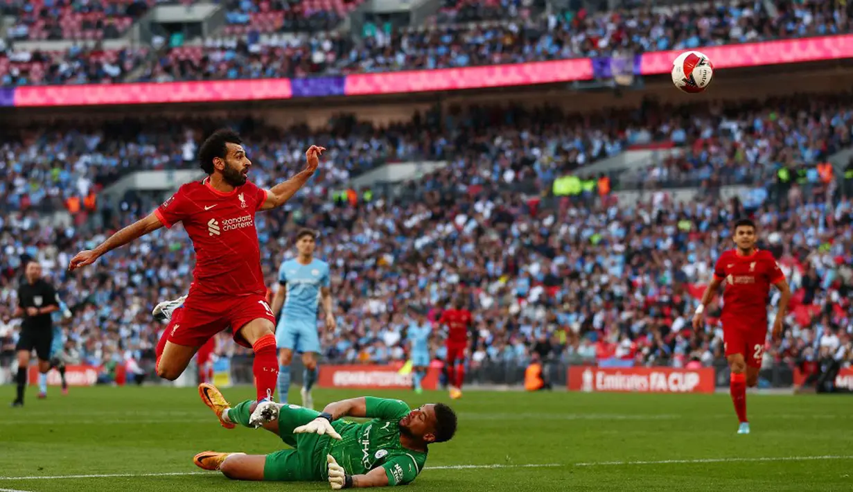 Pemain Liverpool Mohamed Salah menendang bola tetapi gagal mencetak gol ke gawang Manchester City pada pertandingan sepak bola semifinal Piala FA di Stadion Wembley, London, Inggris, 16 April 2022. Liverpool menang 3-2. (Adrian DENNIS/AFP)