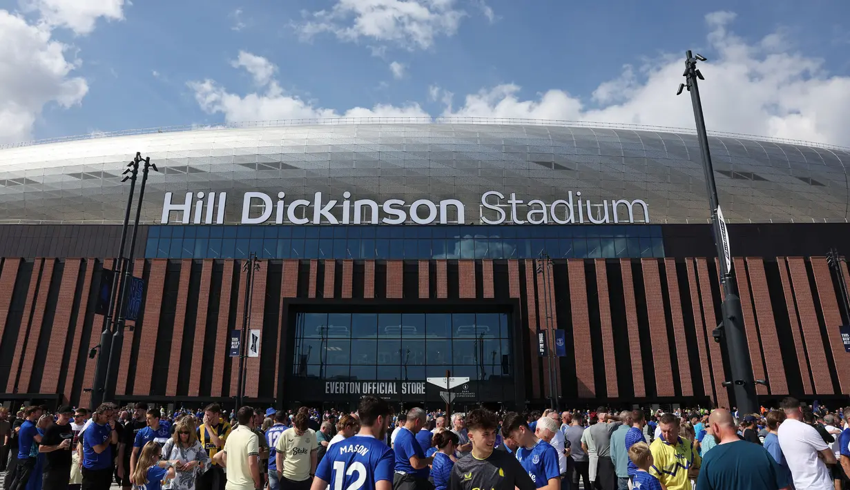 Suporter Everton memadati halaman Stadion Hill Dickinson menjelang laga Liga Inggris antara Everton melawan Brighton pada Minggu (24/08/2025) waktu setempat. (AFP/Darren Staples)
