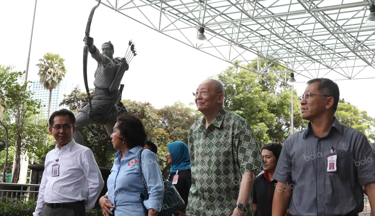 Vice Presiden Olympic Council of Asia (OCA), Wie Jizhong, meninjau Stadion Utama Gelora Bung Karno, Jakarta, yang akan digunakan dalam Asian Games 2018, Rabu (13/4/2016). (Bola.com/Nicklas Hanoatubun)