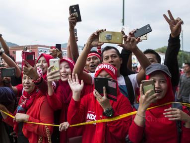 Suporter menyambut kedatangan Timnas Indonesia di Stadion MPS, Selangor, Selasa (22/8/2017). Indonesia akan menghadapi Vietnam pada  laga keempat Grup B SEA Games 2017. (Bola.com/Vitalis Yogi Trisna)