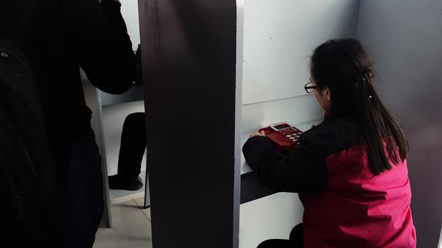 Seorang "siswa" menggunakan fasilitas telpon di pusat pelatihan vokasional di Atush, Prefektur Otonomi Kizilsu Kirgiz, Wilayah Otonomi Xinjiang-Uighur (XUAR) (Rizki Akbar Hasan / Liputan6.com)