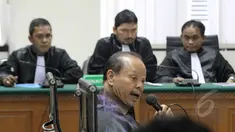 Mantan Ketua Komisi 7 DPR RI Sutan Bhatoegana menjalani sidang kasus korupsi di Kementerian ESDM, Pengadilan Tipikor, Jakarta, Senin (27/4/2015).  Sidang sempat memanas lantaran teriakan Sutan dan Hakim Artha saat persidangan. (Liputan6.com/Helmi Afandi)