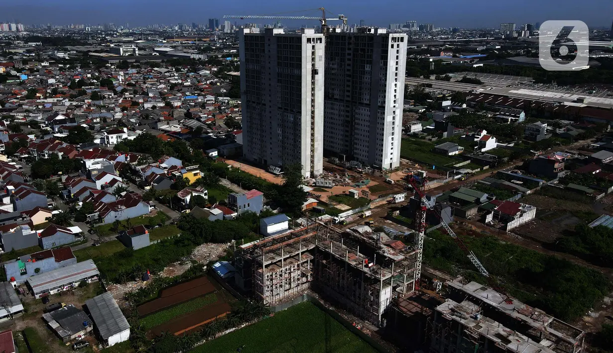 Pemandangan hunian rumah warga di Pulo Jahe, Jakarta, Kamis (24/3/2022). Warga DKI masih melakukan eksploitasi air tanah untuk bisa memenuhi kebutuhan air bersih sehari-hari. Hingga kini pelayanan air bersih baru mencapai 68 persen dari keseluruhan warga DKI Jakarta. (merdeka.com/Imam Buhori)