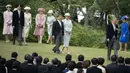 Kaisar Jepang Naruhito dan Permaisuri Masako berjalan bersama dengan anggota keluarga kerajaan, menghadiri pesta taman musim semi di taman kekaisaran Istana Akasaka di Tokyo pada tanggal 23 April 2024. (Yuichi YAMAZAKI/POOL/AFP)