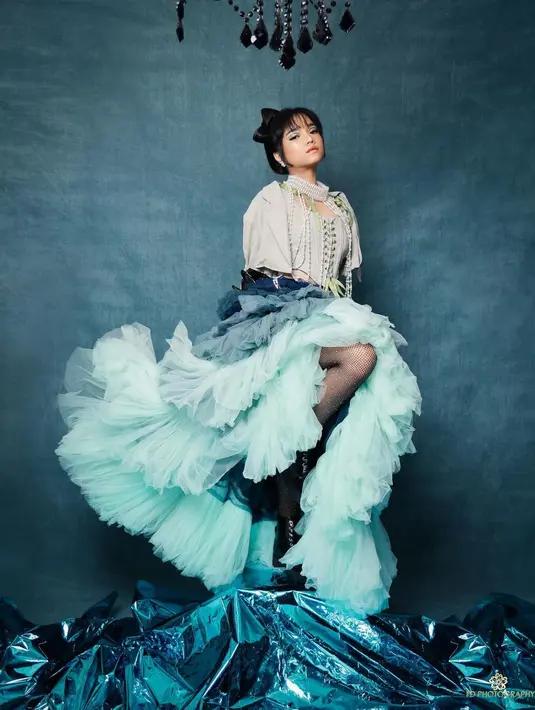 Gadis 20 tahun itu terlihat memukau mengenakan blazer corset top nuansa sage dari @kanona.id.  [Credit: IG/@fdphotography90].