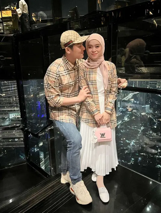 Lesti Kejora mengunggah foto kebersamaan bersama sang suami di Westin Hotel Jakarta. (Foto: Instagram/ lestykejora)