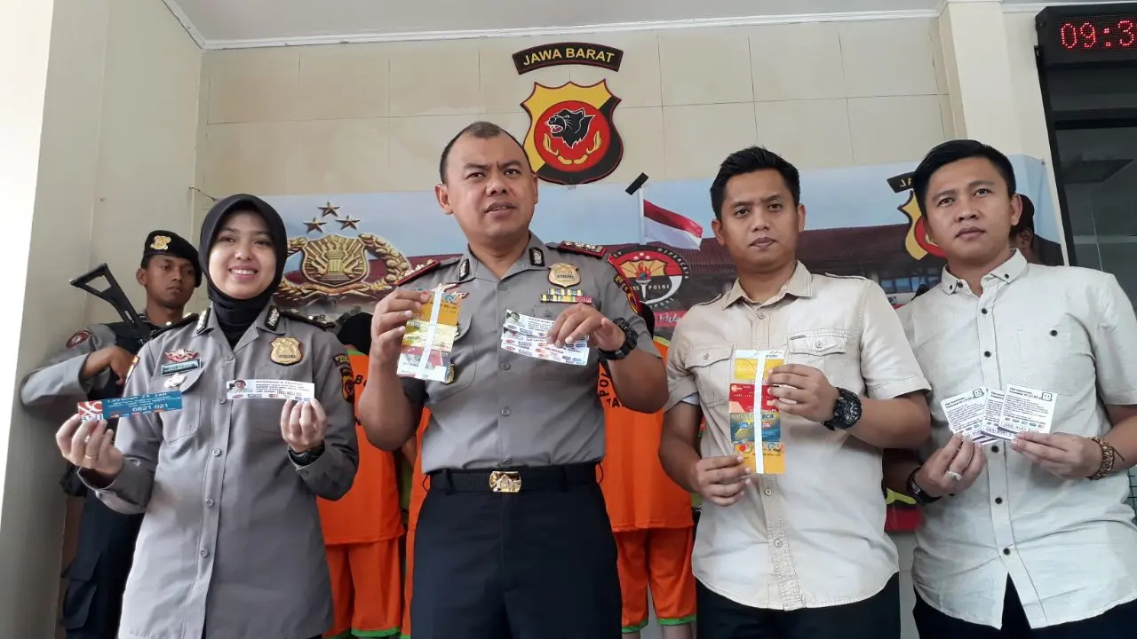 Polisi merilis tersangka pelaku kajahatan pengganjalan ATM yang dibekuk Polres Bogor