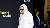 Pete Davidson menghadiri pemutaran perdana film 'Meet Cute' di Manhattan West Plaza, New York, Amerika Serikat, 20 September 2022. Pete mengenakan sweater putih saat menghadiri acara tersebut. (Photo by Evan Agostini/Invision/AP)