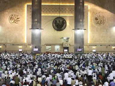 Ratusan warga melakukan salat gerhana matahari di Masjid Istiqlal, Jakarta, Rabu (9/3/2016). Salat gerhana tersebut diadakan sebagai ungkapan syukur atas kuasa Allah SWT. (Liputan6.com/Herman Zakharia)