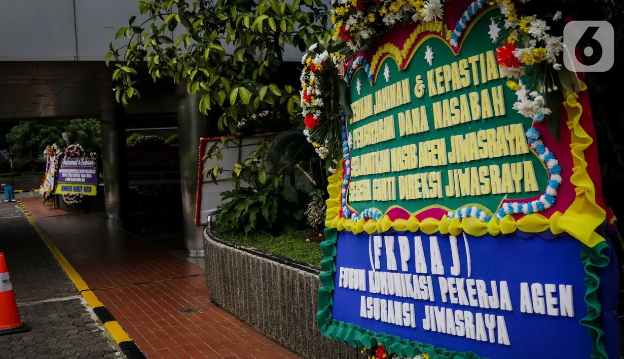 Sejumlah karangan bunga ucapan terima kasih hingga dukungan di Kementerian BUMN, Kamis (16/1/2020). Kantor Menteri BUMN Erick Thohir kembali mendapat kiriman bunga berupa dukungan untuk menyelesaikan masalah PT Asuransi Jiwasraya (Persero). (Liputan6.com/Faizal Fanani)