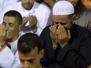 Umat muslim tampak khusyuk memanjatkan doa di sebuah masjid di Sale, Maroko, Selasa (14/7/2015). Setiap malam Lailatul Qadar, beberapa masjid di Maroko dipenuhi para umat muslim. (REUTERS / Stringer)