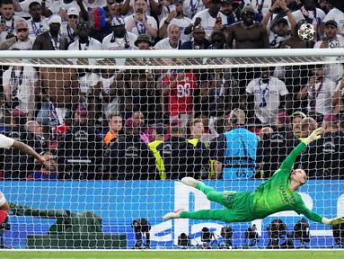 Tendangan penalti pemain Arsenal, Gabriel Magalhaes, melambung di atas mistar gawang kiper PSG, Matvey Safonov, pada final Liga Champions di Stadion Puskas Arena, Sabtu (30/5/2026). (AP Photo/Petr Josek)