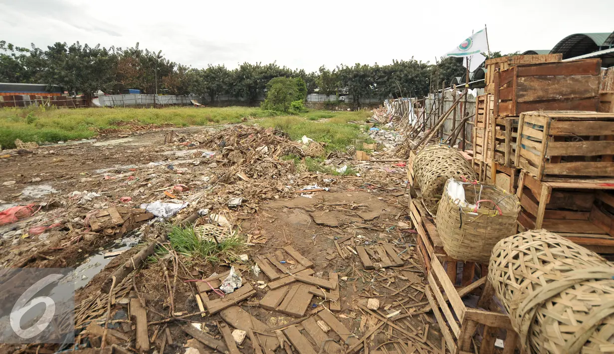 Tumpukan sampah tampak berada di lokasi yang akan dibangun sebagai pusat perkulakan di Pasar Induk, Kramat Jati, Jakarta, Senin (16/1). Rencananya peletakan batu pertama pembangunanan pusat perkulakan pada Oktober 2016 lalu. (Liputan6.com/Yoppy Renato)
