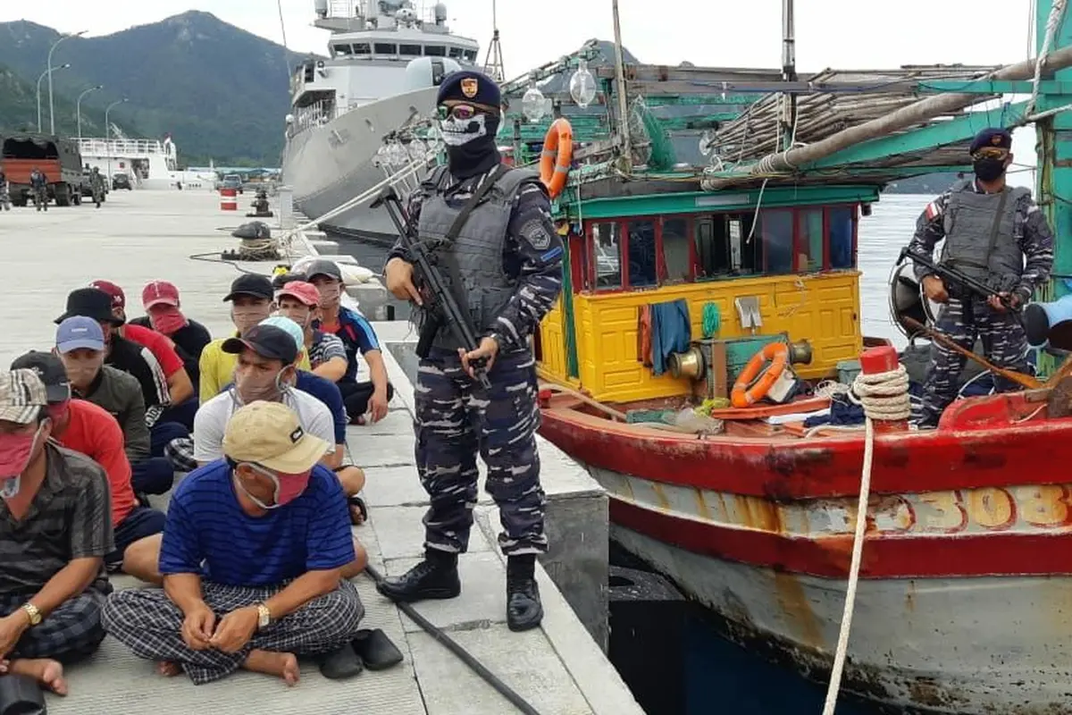KRI Bung Tomo 357 berhasil menangkap 2 unit Kapal Ikan Asing (KIA) berbendera Vietnam. (Dok Lantamal IV Tanjung pinang)